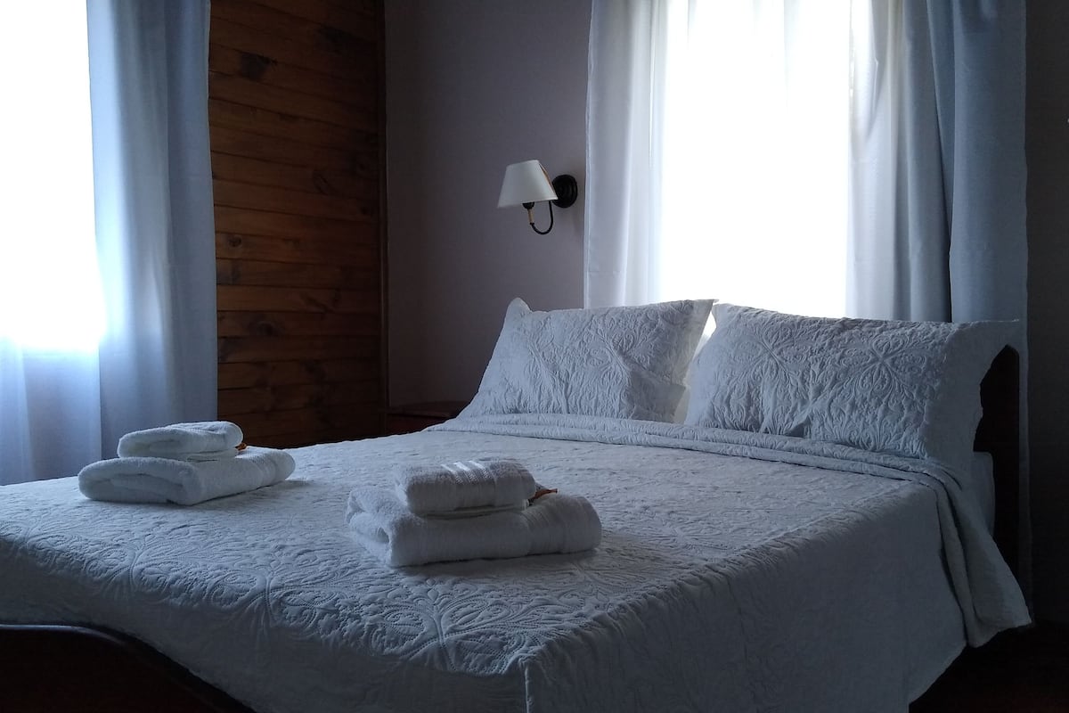 standard double room, 1 double bed, lake view | desk, free wifi, bed sheets