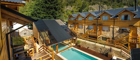 Una piscina al aire libre