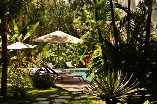 Outdoor pool, a waterfall pool, pool umbrellas, sun loungers - Pousada Recanto do Sol (Porto Seguro)