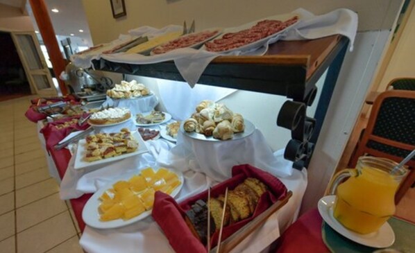 Free daily buffet breakfast