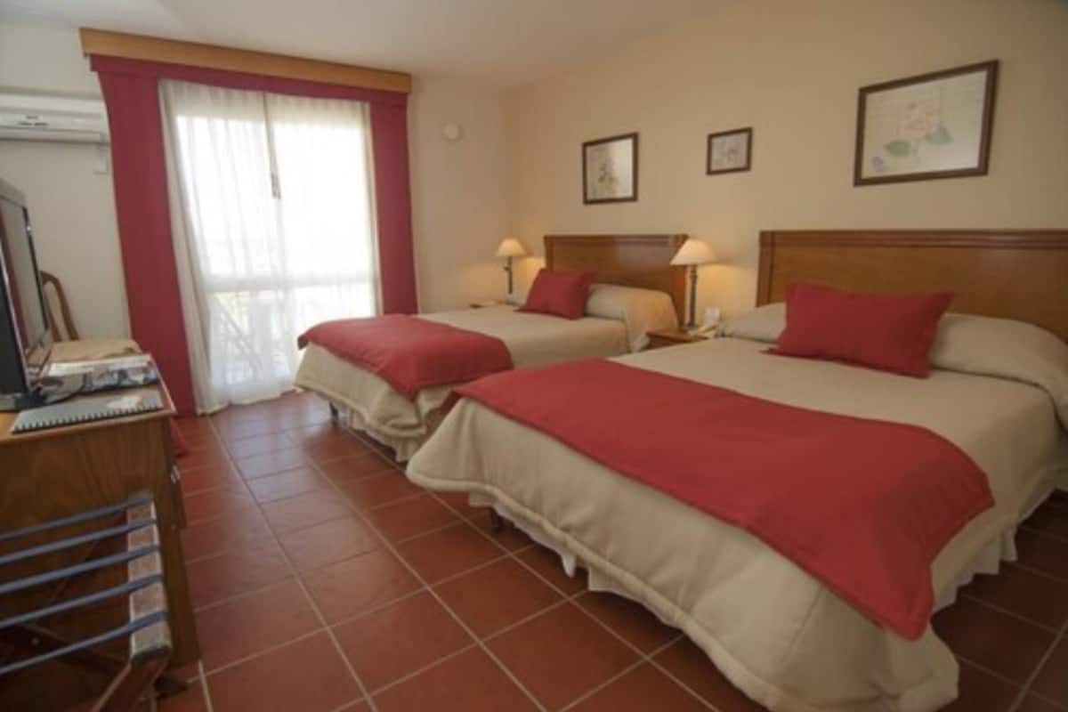In-room safe, free WiFi, bed sheets