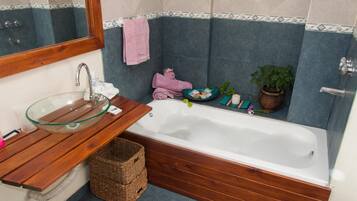 Tina con regadera, tina de hidromasaje, amenidades de baño gratuitas