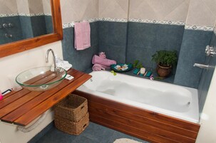 Bañera con ducha, bañera de hidromasaje, artículos de tocador gratuitos
