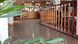 A spacious lobby with a wooden floor, a reception desk, and a staircase with wooden railings. - Hotel Savoia (San Clemente)