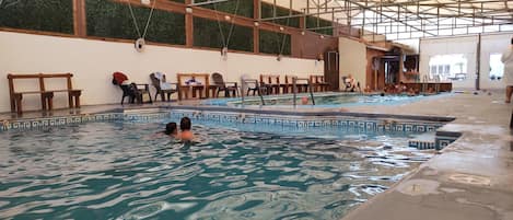 2 piscinas techadas, una piscina al aire libre de temporada