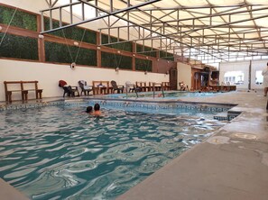 2 indendørs pools, sæsonbestemt udendørs pool