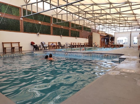 2 piscinas techadas, una piscina al aire libre de temporada