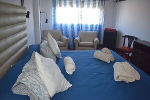 Ropa de cama hipoalergénica y caja de seguridad en la habitación 