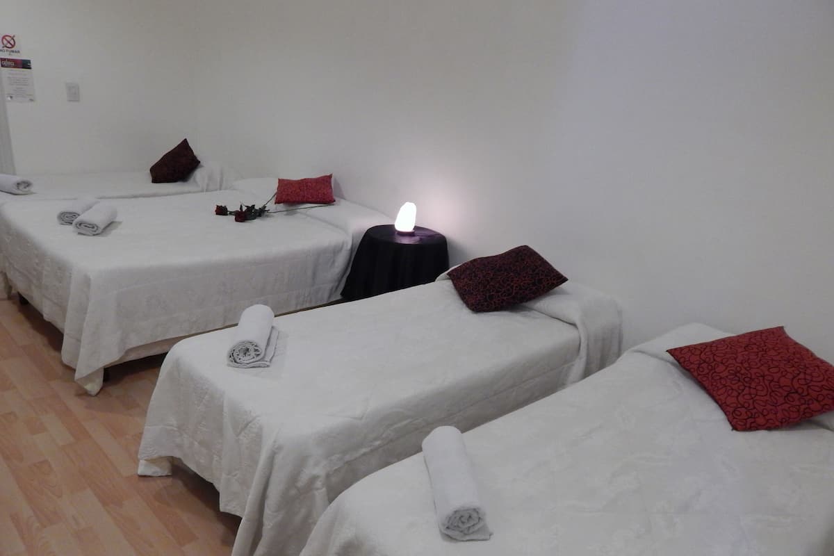 Caja de seguridad en la habitación, wifi gratis y ropa de cama