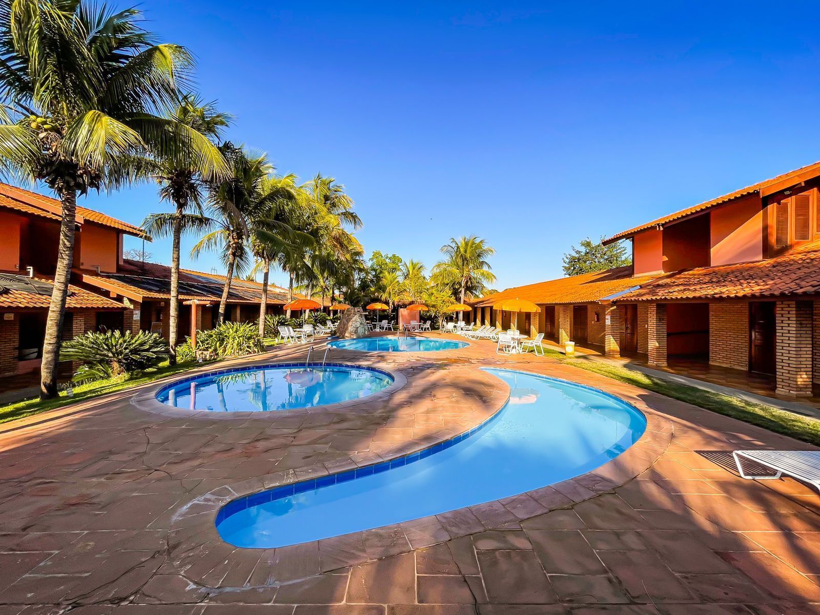 4 outdoor pools, pool umbrellas, pool loungers