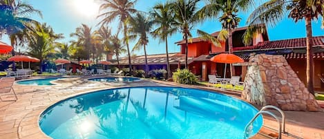 4 piscinas externas, guarda-sóis, espreguiçadeiras