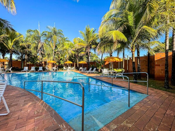 4 outdoor pools, pool umbrellas, pool loungers