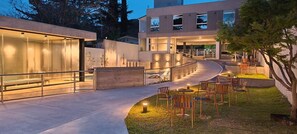 Outdoor dining - Alpre Hotel (Villa Carlos Paz)