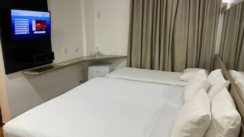 Minibar, Schreibtisch, Verdunkelungsvorhänge, schallisolierte Zimmer