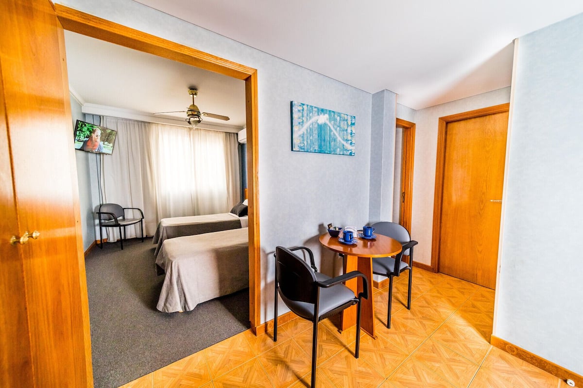 Minibar, caja de seguridad en la habitación, wifi gratis y ropa de cama