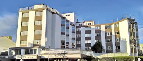 Vista frontal de la propiedad
