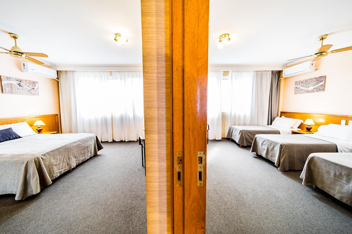 Minibar, caja de seguridad en la habitación, wifi gratis y ropa de cama