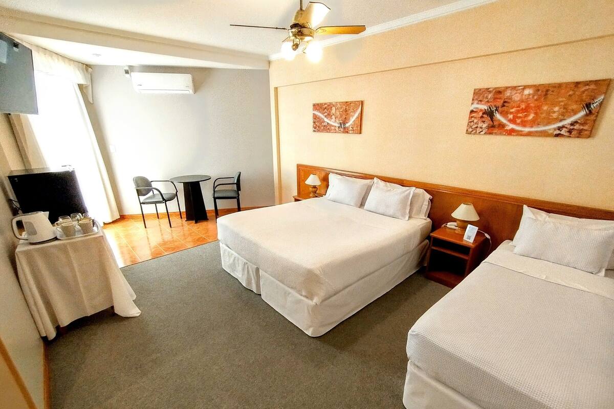 Eenvoudige kamer, toegankelijk voor mindervaliden | Een minibar, een kluis op de kamer, gratis wifi, beddengoed