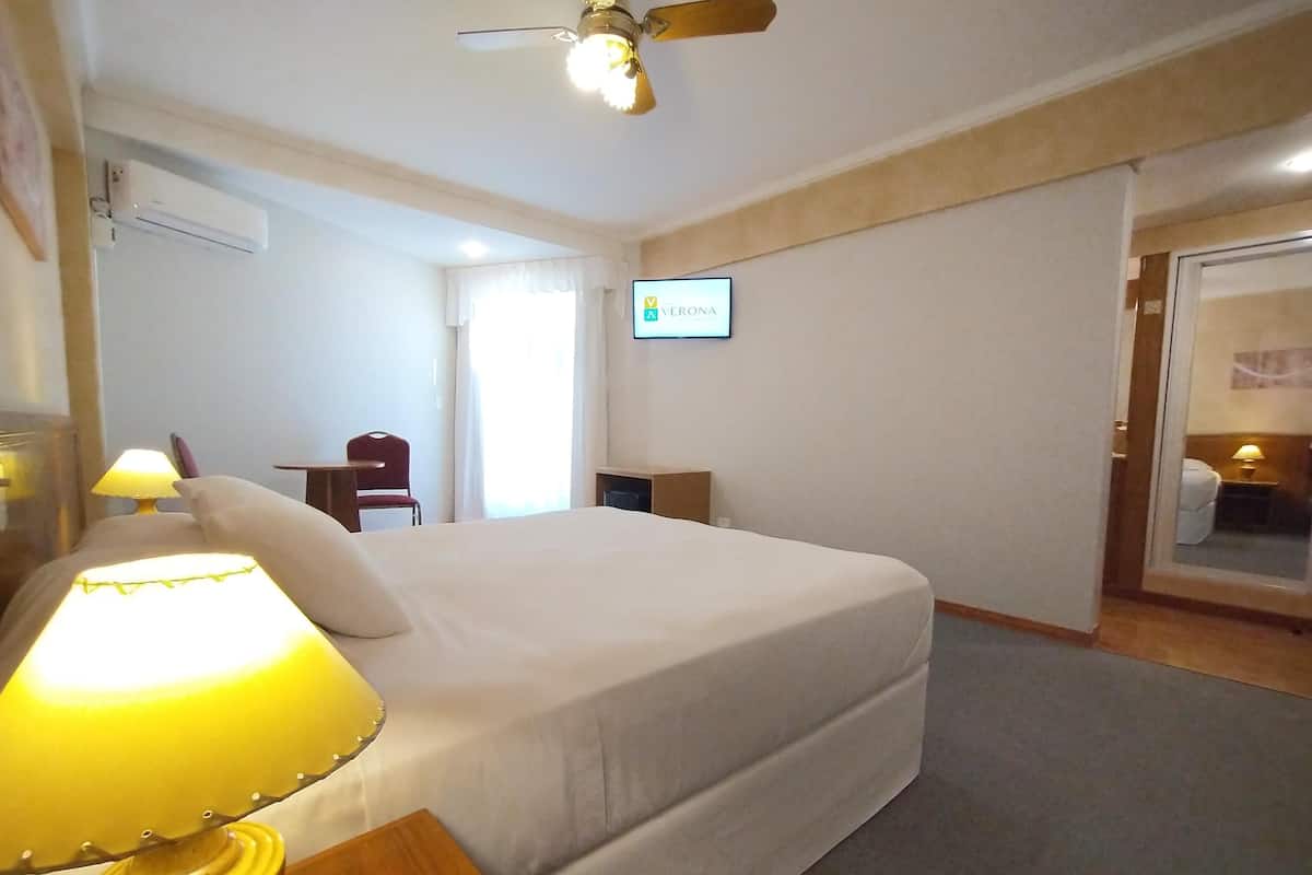 Minibar, caja de seguridad en la habitación, wifi gratis y ropa de cama