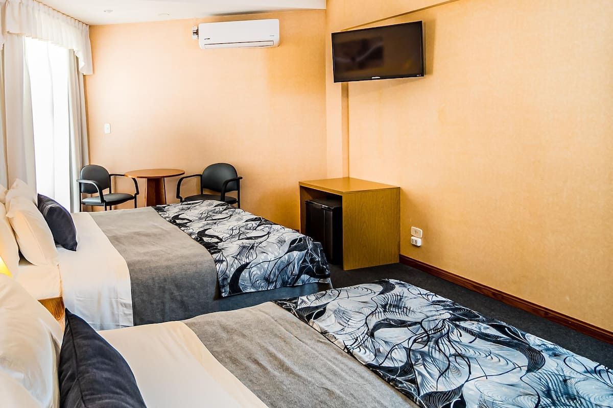 Minibar, caja de seguridad en la habitación, wifi gratis y ropa de cama