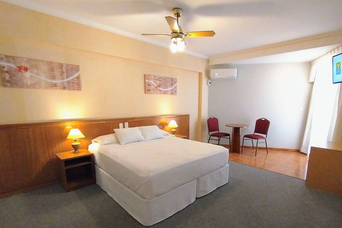 Standaard tweepersoonskamer | Een minibar, een kluis op de kamer, gratis wifi, beddengoed