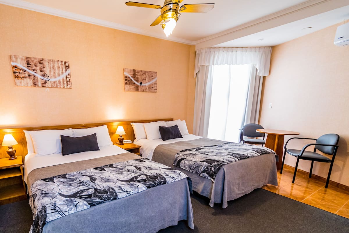 Habitación cuÔdruple económica | Minibar, caja de seguridad en la habitación, wifi gratis y ropa de cama