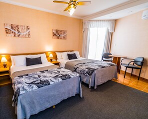 Kamar Quadruple Ekonomi | Minibar, brankas, Wi-Fi gratis, dan seprai linen