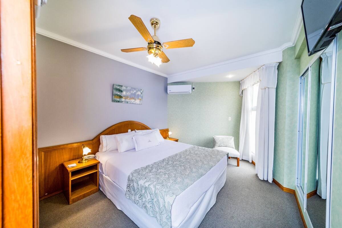 Premium vierpersoonskamer | Een minibar, een kluis op de kamer, gratis wifi, beddengoed
