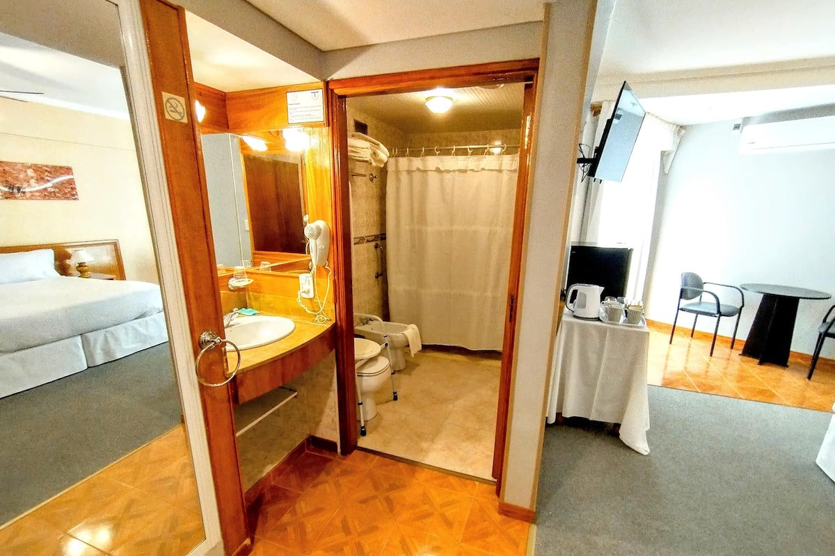 Minibar, caja de seguridad en la habitación, wifi gratis y ropa de cama