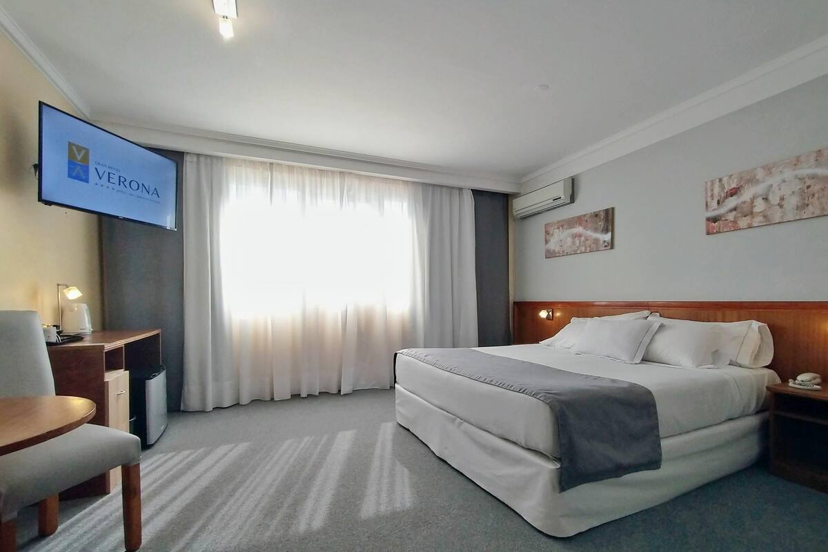 Een minibar, een kluis op de kamer, gratis wifi, beddengoed