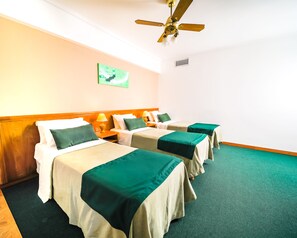 Dreibettzimmer | Minibar, Zimmersafe, kostenloses WLAN, Bettwäsche