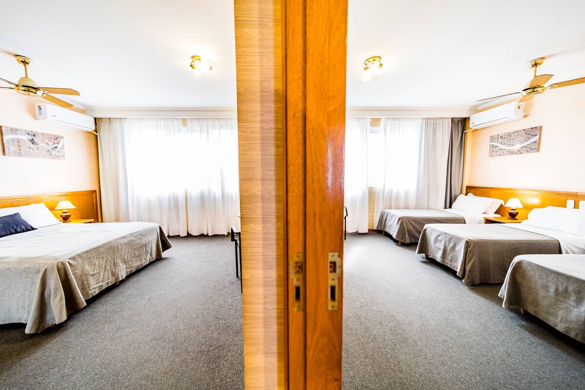 Appartement | Woonruimte | Een 32-inch flatscreentelevisie met kabelzenders en televisie