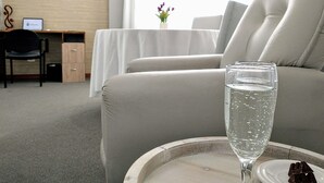 Suite | Woonruimte | Een 32-inch flatscreentelevisie met kabelzenders en televisie