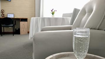 Suite | Living area | 32-inch flat-screen TV with cable channels, TV