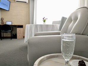 Suite | Living area | 32-inch flat-screen TV with cable channels, TV