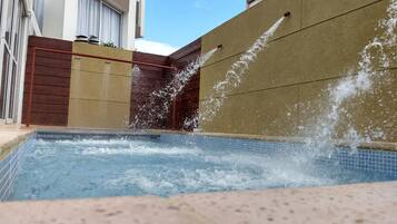 Una piscina techada, una piscina al aire libre