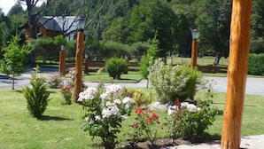 Un jardin aménagé avec différentes espèces de plantes et un belvédère.