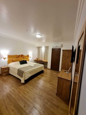 Habitación superior | Escritorio, cortinas blackout, wifi gratis y ropa de cama