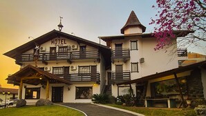 Un hotel de estilo arquitectónico tradicional, con una torre central y varios balcones.