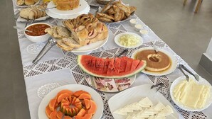 Una mesa de buffet con diversos alimentos y salsas.