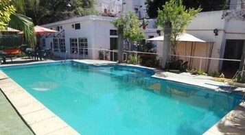 Una piscina techada, una piscina al aire libre de temporada
