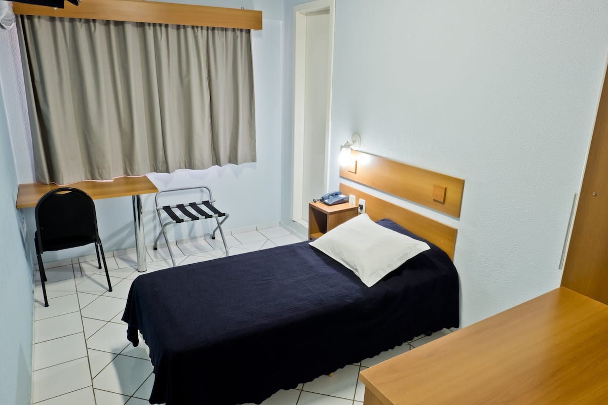Een minibar, gratis wifi, beddengoed