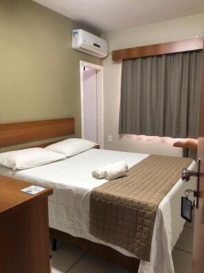 標準雙人房 | 迷你吧、免費 Wi-Fi、床單