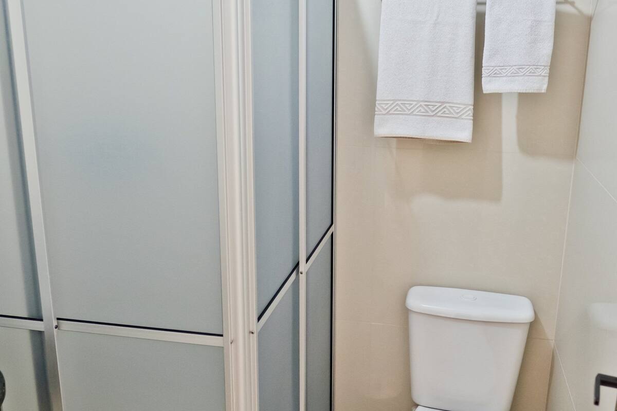 shower, rainfall showerhead, free toiletries, hair dryer