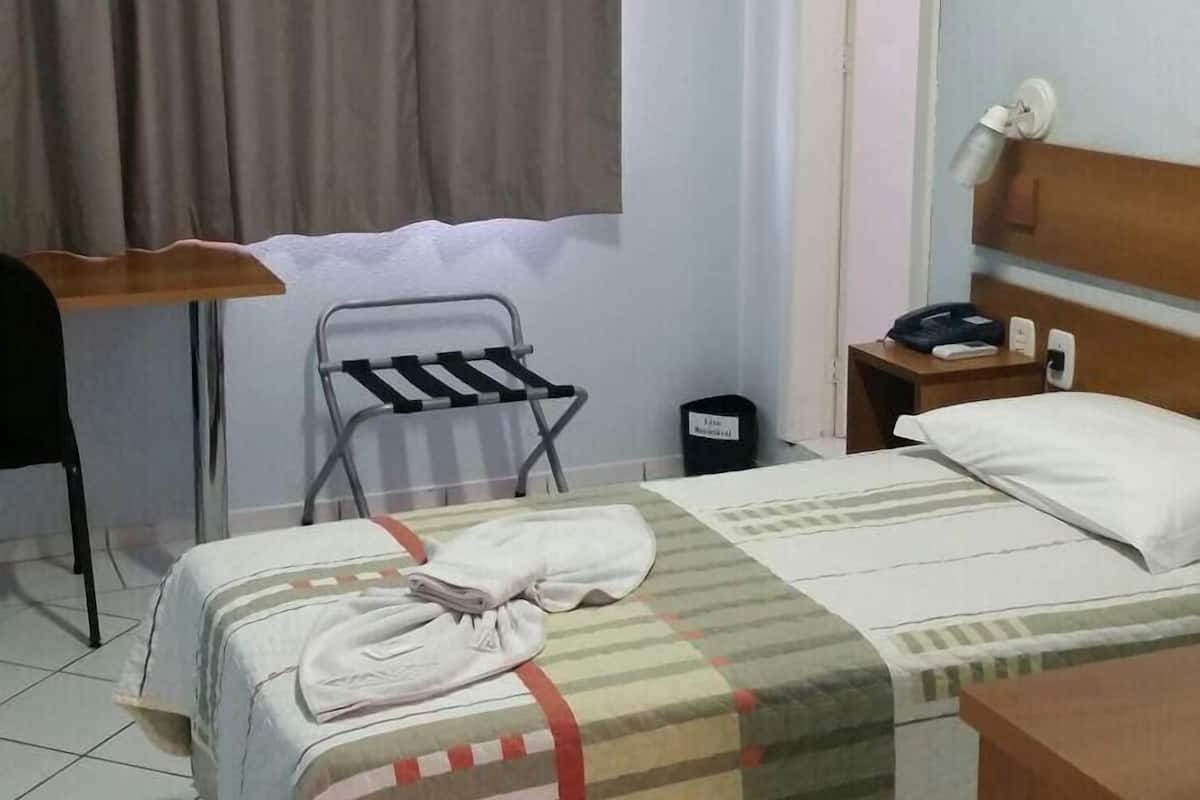 Een minibar, gratis wifi, beddengoed