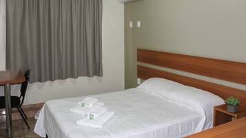 Quarto casal standard | Frigobar, Wi-Fi de cortesia, roupa de cama