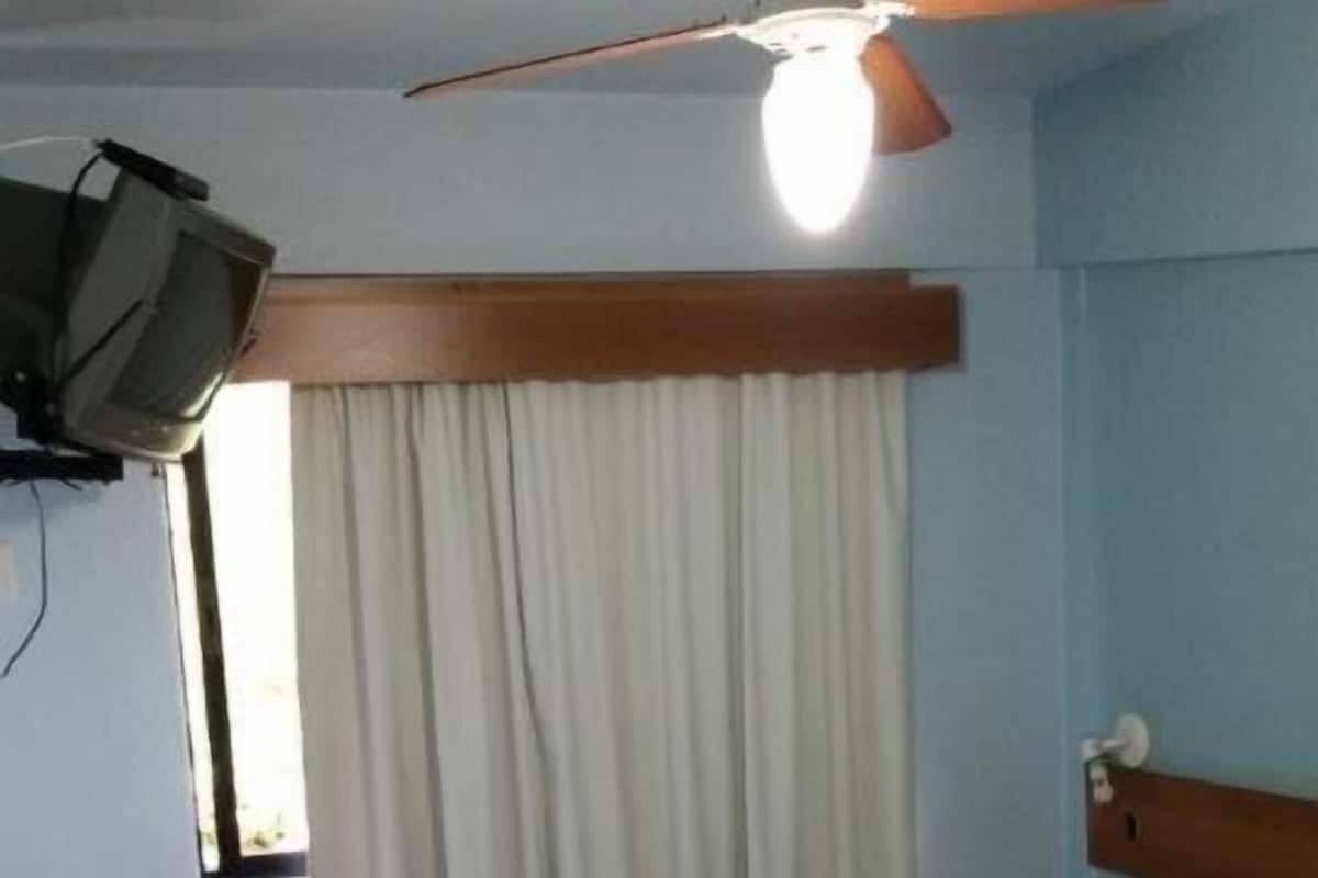 Een minibar, gratis wifi, beddengoed
