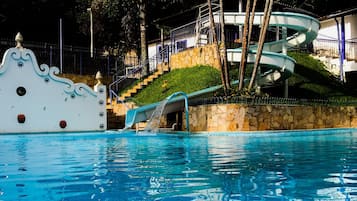 Alberca al aire libre y camastros