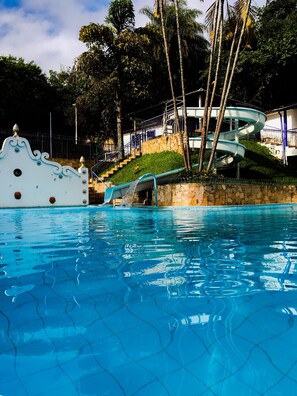 Outdoor pool, sun loungers - Hotel Ponta do Morro (Tiradentes)