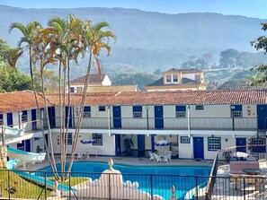 Alberca al aire libre y camastros 